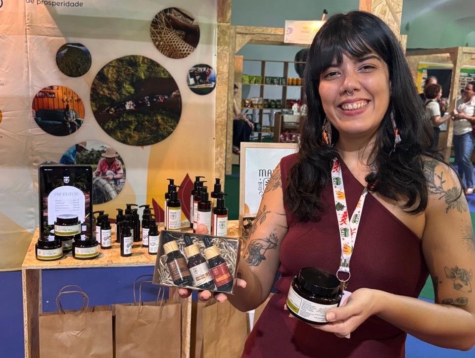 Bruna Souza com produtos da Mahá Biocosméticos - Divulgação.jpeg