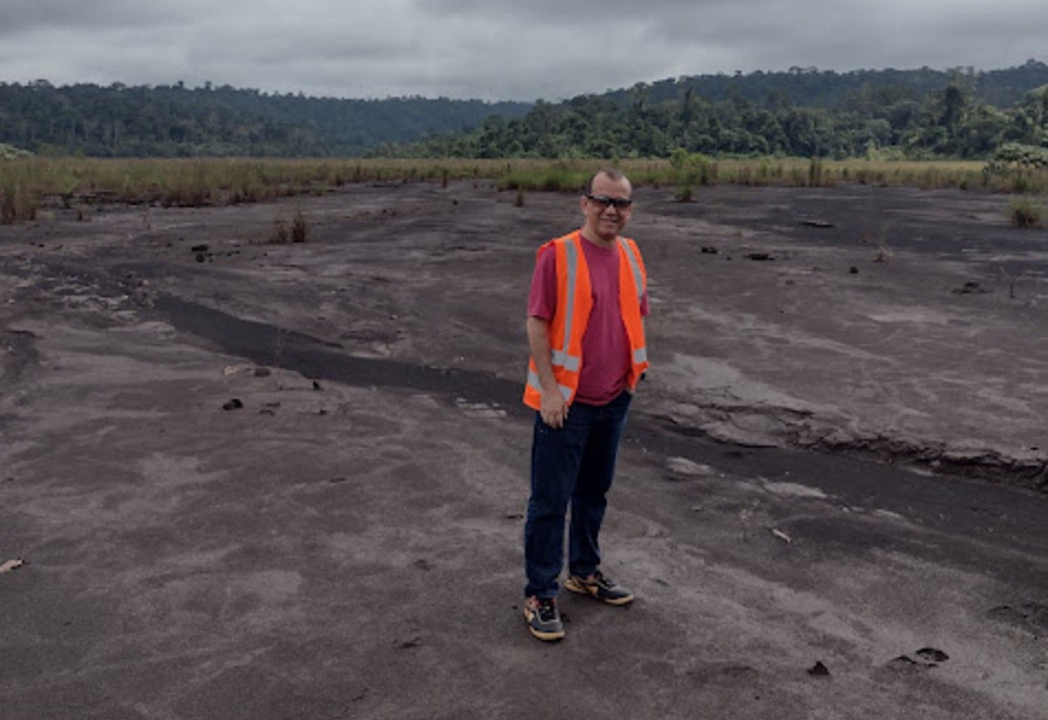 Bruno Figueira, professor da UFPA Ananindeua, em uma barragem de rejeitos de manganês na Amazônia (1).jpg
