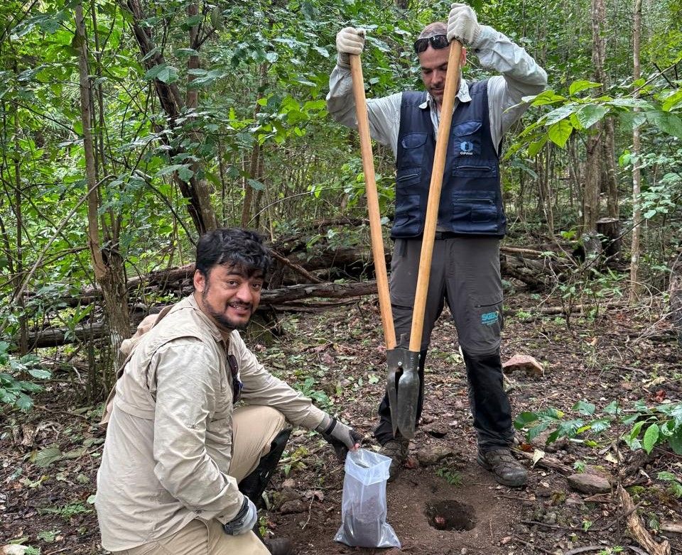 Guilherme Ferreira em análise de terras raras em Goiás - Foto Serviço Geológico Brasileiro (1) (1).jpg