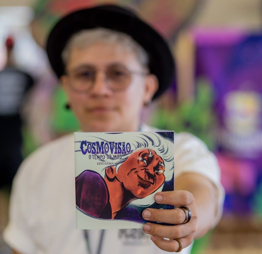 Levi Gama, quadrinista de Parintins-AM, com seu quadrinho Cosmovisão - O tempo do mito (1).jpeg