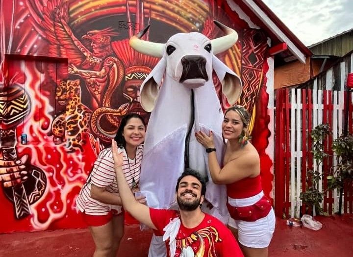 Lucas Castanhola e amigas com o boi Garantido - Arquivo pessoal (1).jpeg