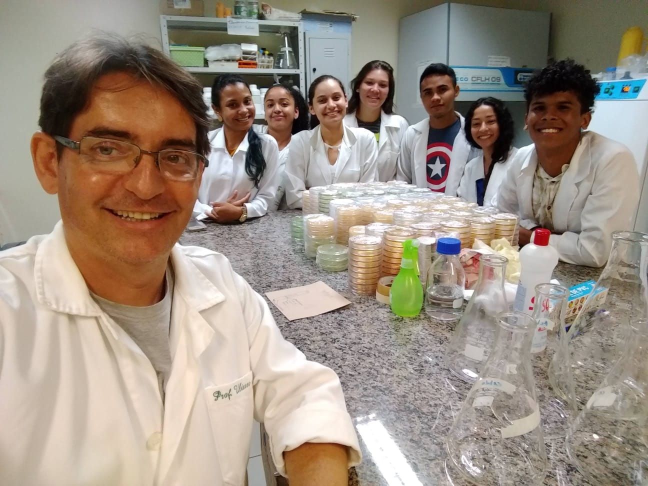 Professor Ulisses Albino, da Unifesspa, e time de pesquisadores de microrganismos ambientais - Arquivo pessoal Ulisses Albino.jpeg