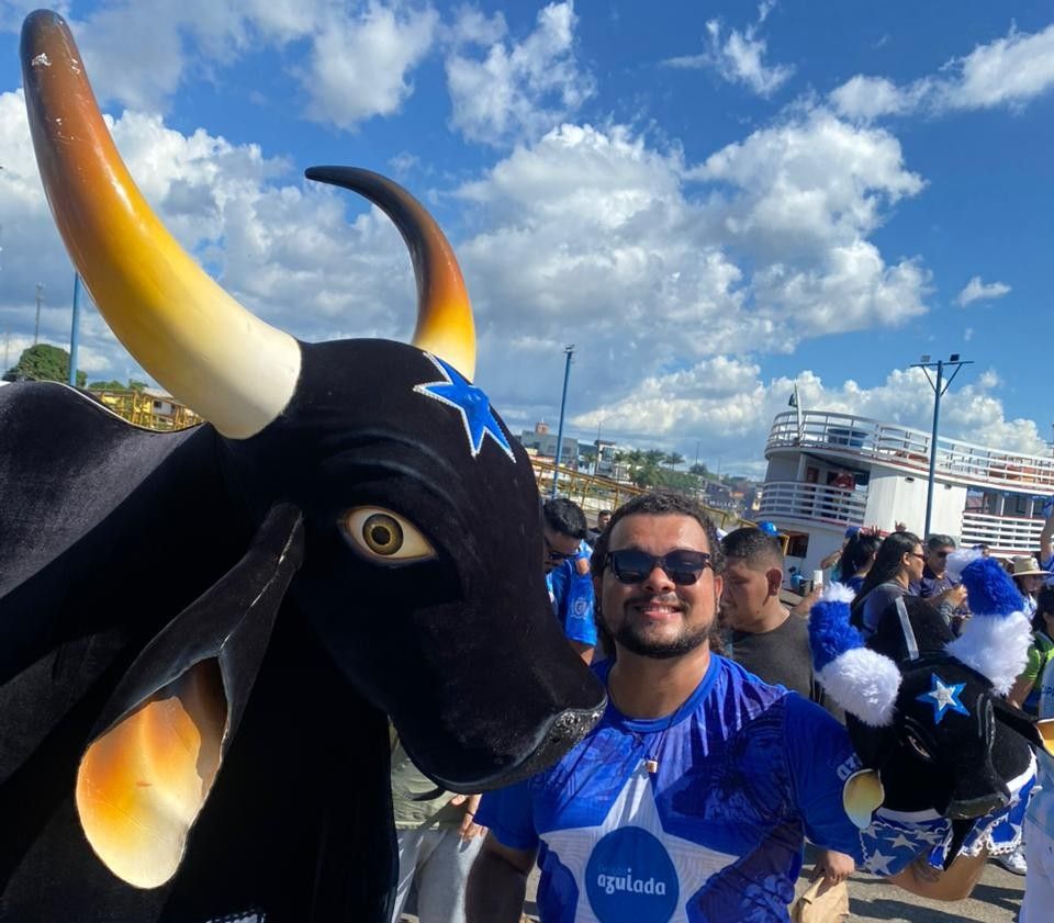 Thiago Barbosa com o boi Caprichoso - Arquivo pessoal (1).jpeg