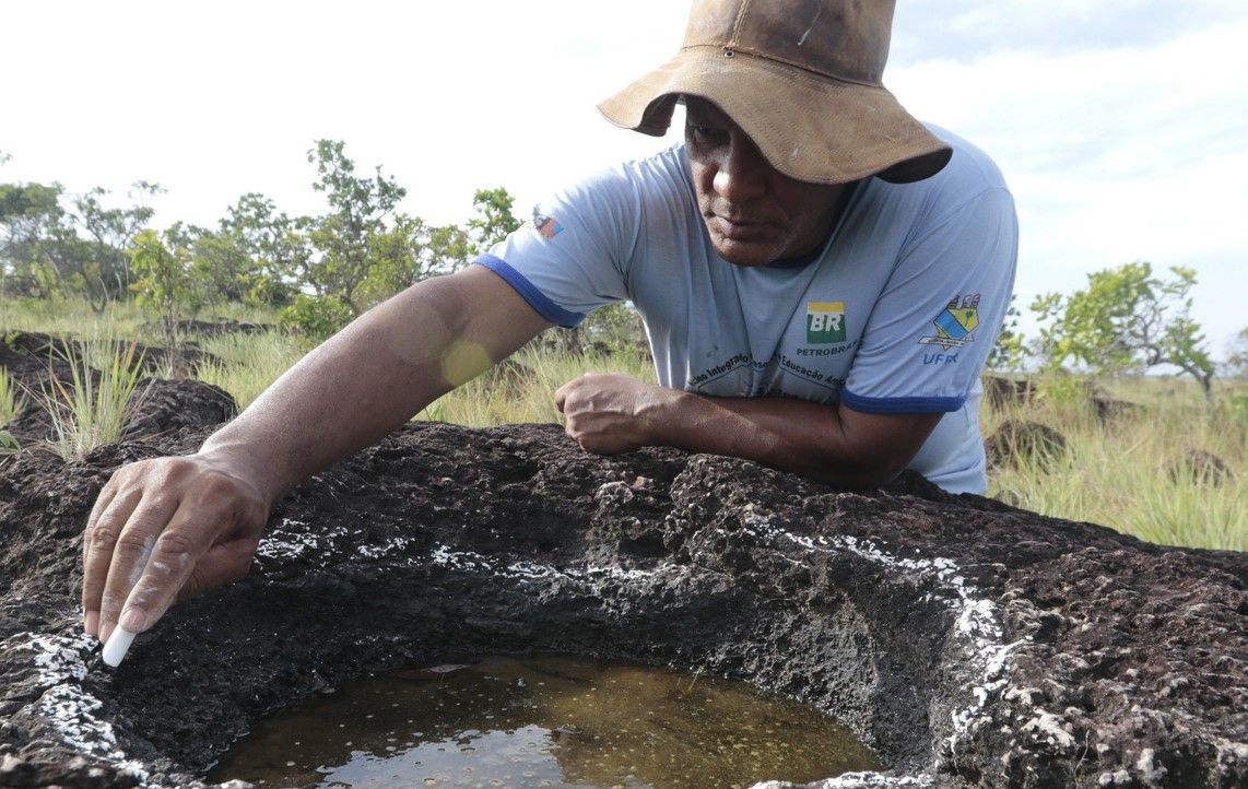 Vladimir de Souza analisa uma pegada - Foto Jorge Pavani.jpeg